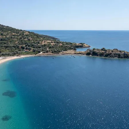 Nyaraló Isabella Toróni