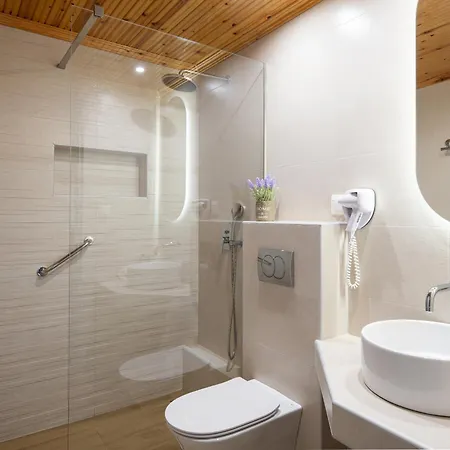 Nyaraló Isabella Toróni